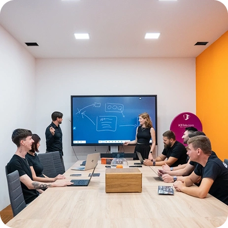 Ekipa podjetja IT TEAM v pisarni v Mariboru